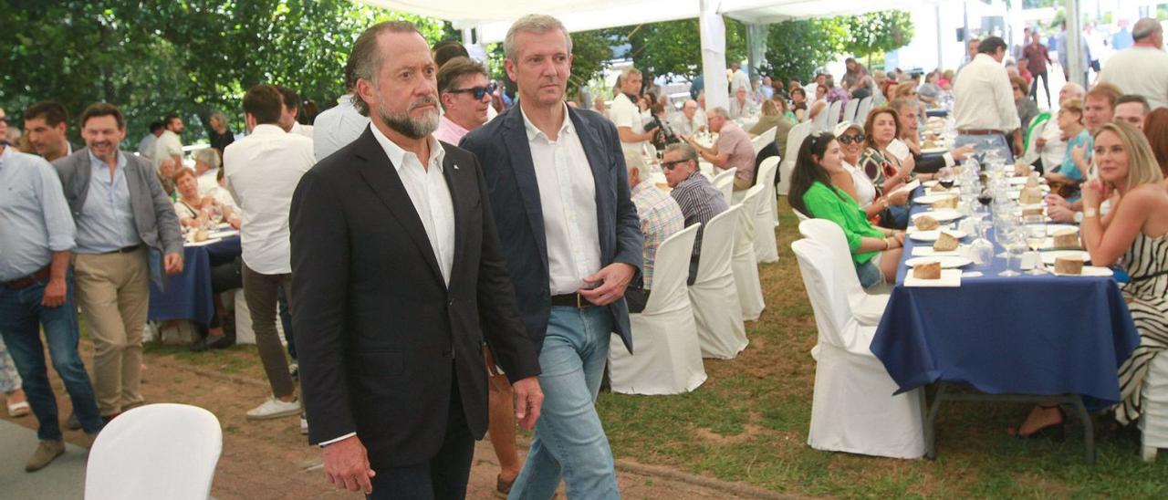 Juan Carlos Escotet, presidente de Abanca, y Alfonso Rueda, presidente de la Xunta de Galicia, en O Carballiño. |   // IÑAKI OSORIO