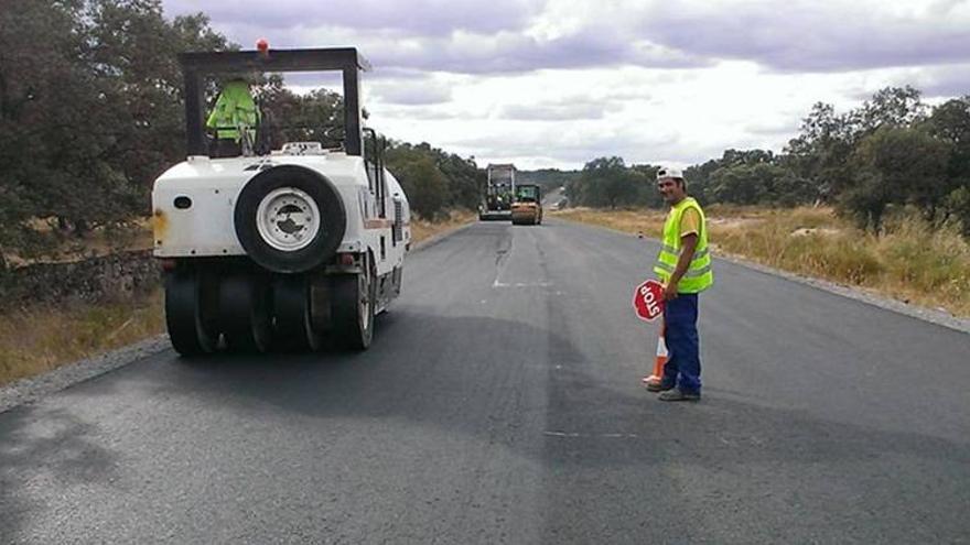 La Junta empieza a extender la capa de rodadura en la A-421