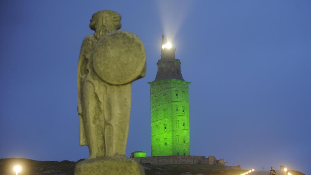 Estatua de Breogán ante la Torre de Hércules.