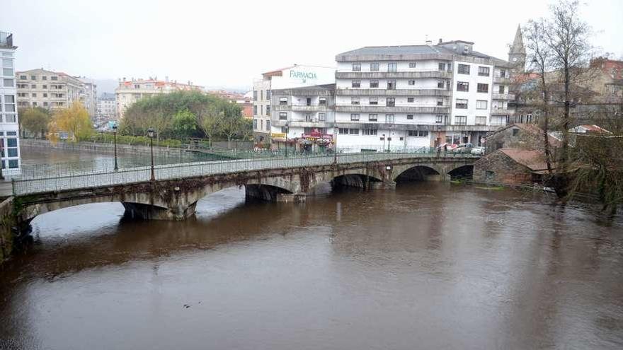 El río Umia crecido a su paso por Caldas en una imagen de archivo. // Noé Parga