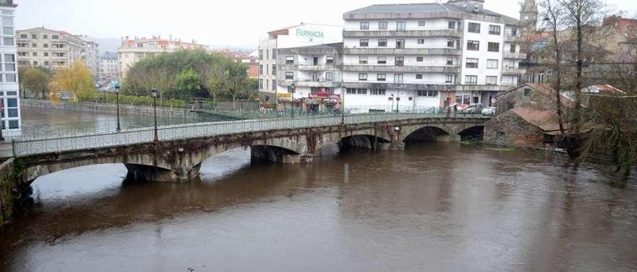 El río Umia crecido a su paso por Caldas en una imagen de archivo. // Noé Parga