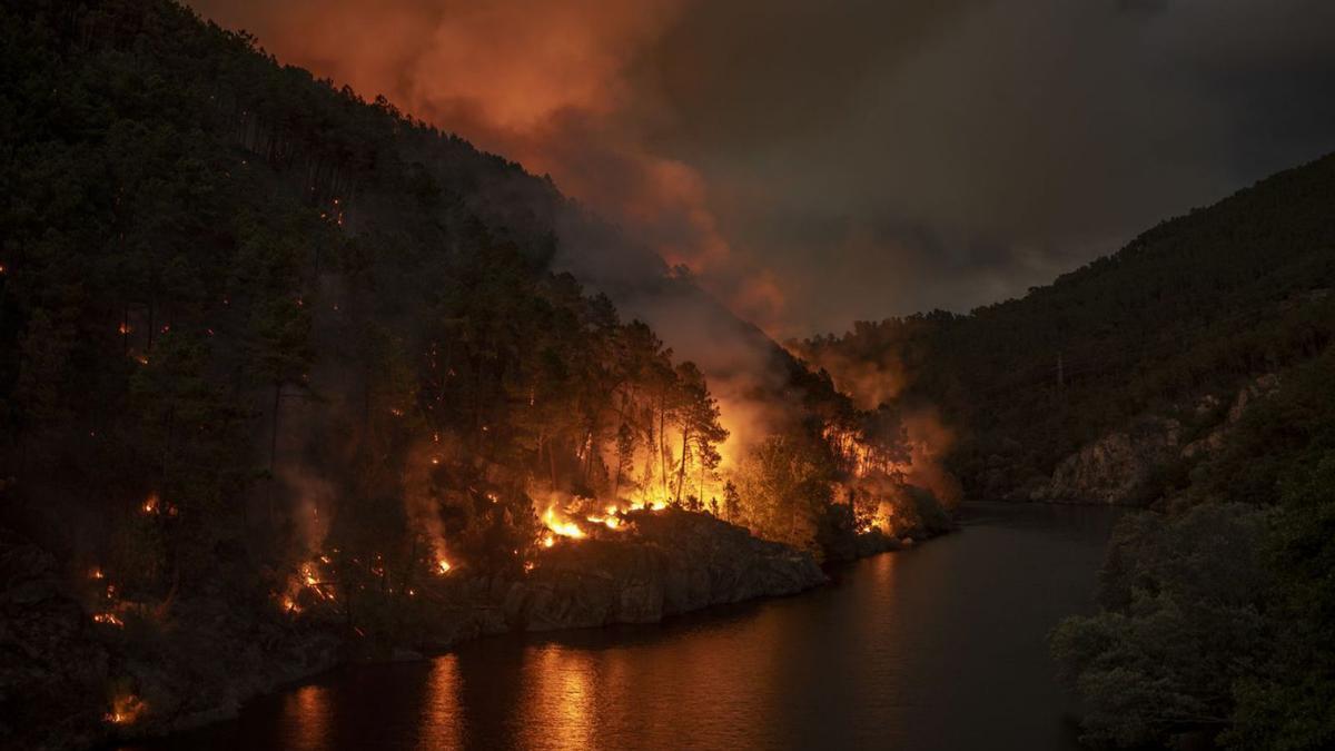 Vista nocturna del incendio de Ribadavia, controlado ayer por la tarde. |   // BRAIS LORENZO
