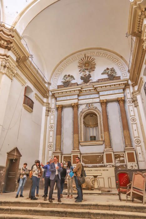 El Ayuntamiento abrió ayer las puertas de la iglesia de San Agustín que no se utiliza para el culto desde 1987 por su mal estado de conservación y aseguró que va a transformar el templo en un espacio