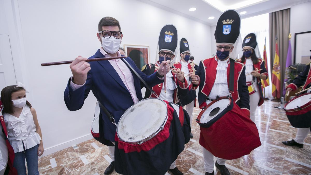 El Tio de la Porra de Gandia da la bienvenida a las fiestas