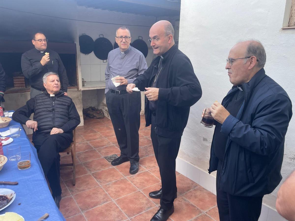 El obispo, antes de degustar el arroz con costra en Elche, durante los aperitivos