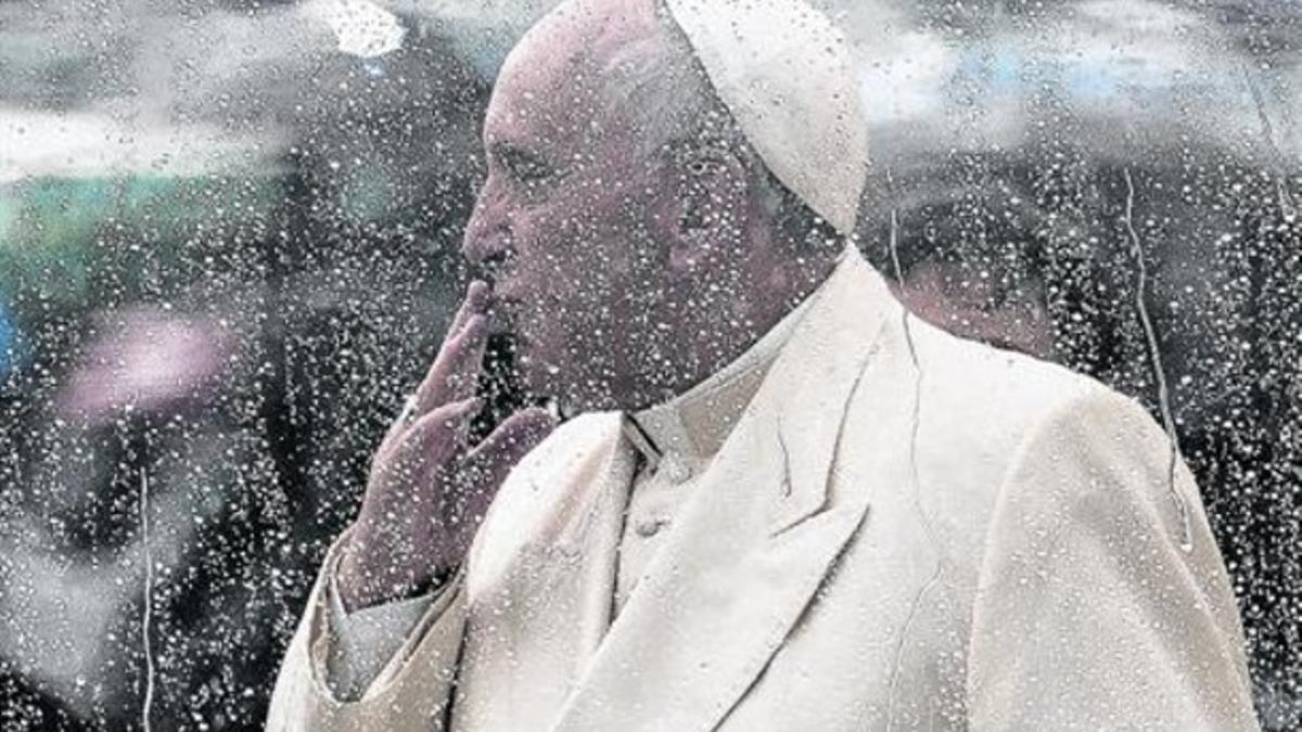 El papa Francisco lanza un beso a los fieles congregados en la plaza de San Pedro, ayer.