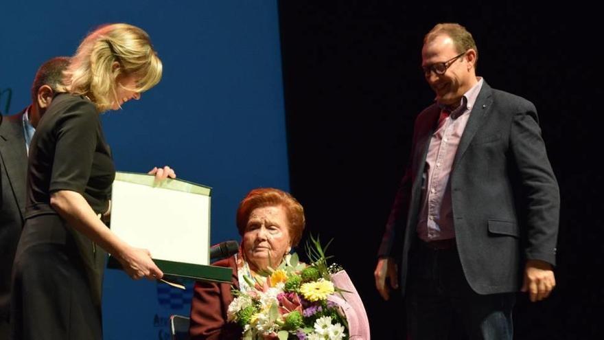 Encarna junto a la alcaldesa y el concejal Navarro. A la derecha, Patrocinio Fernández recibe un ramo de flores durante el homenaje .