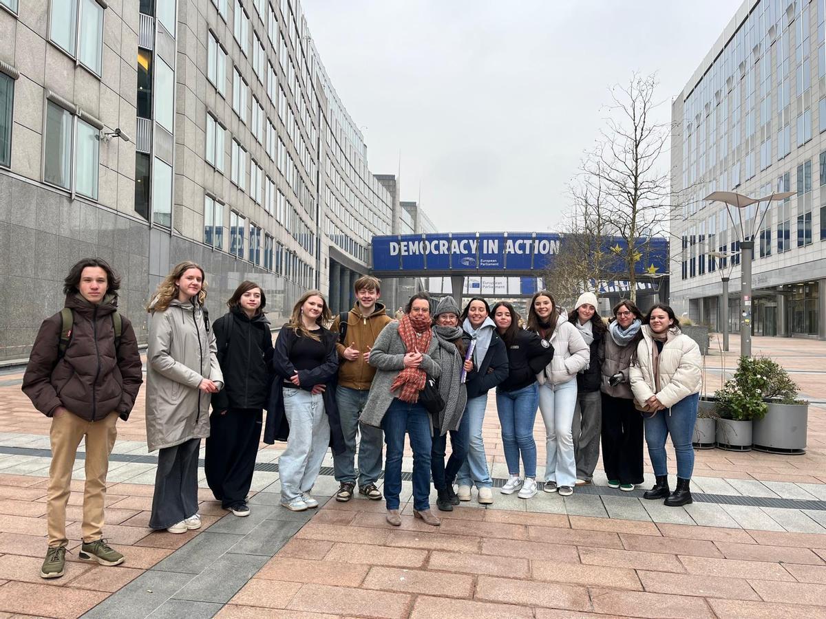 trobada al Parlament Europeu a Bèlgica en la qual van participar l’estudiantat i el professorat de l’IES Camp de Túria de Llíria i del GO! Atheneum de Malle.