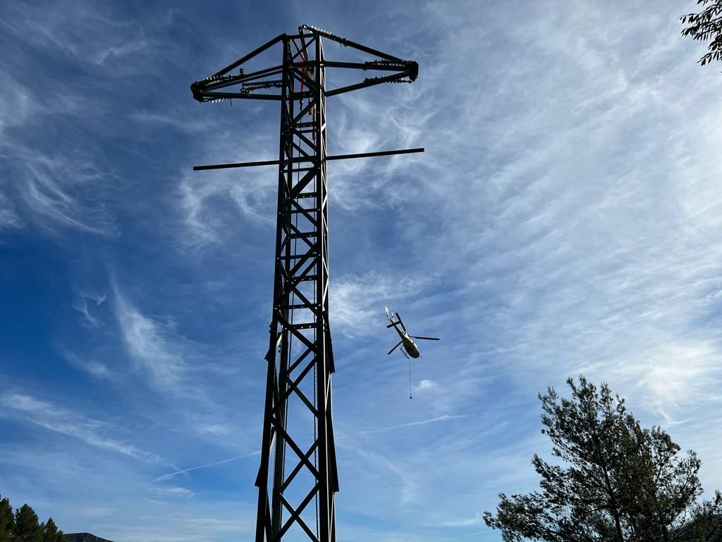 Endesa coloca con ayuda de un helicóptero una torre de línea de media tensión de la Serra de Tramuntana