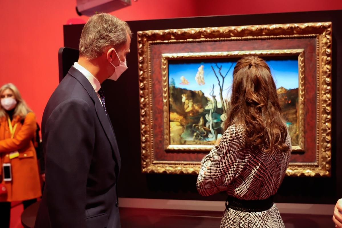 Detalle del peinado semirrecogido de la reina Letizia durante su visita a un museo de Viena