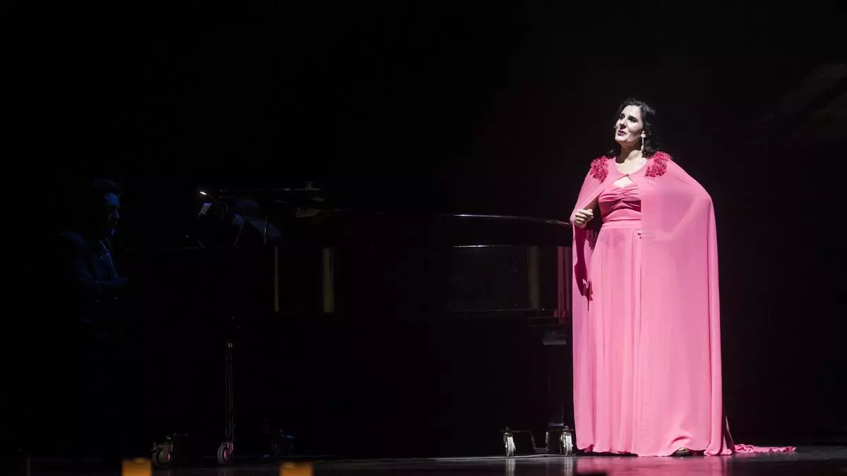 Diana Navarro se vuelve Concha Piquer y llena Cáceres