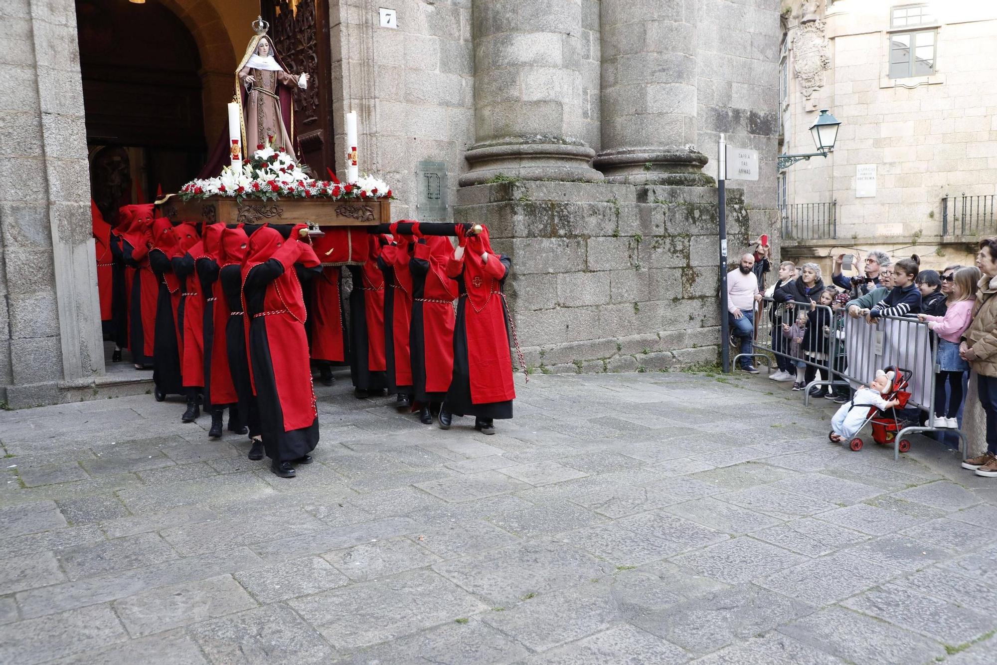 La Procesión de la Esperanza recorre las calles de la zona vieja de Santiago la tarde de Domingo de Ramos.