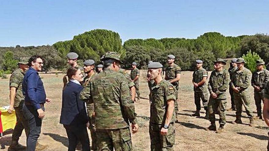 Del Bien, segundo por la izquierda, saluda a militares desplazados a Monte la Reina en unas maniobras.