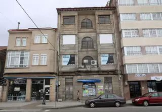 El edificio de Establecimientos Otero en Cambados, condenado a la eterna venta por las trabas urbanísticas