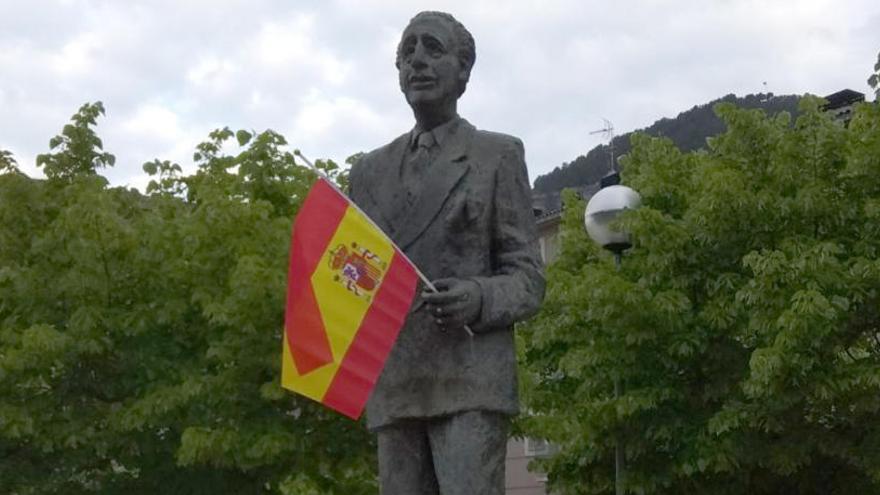 Fa deu dies el poble es va llevar ple de banderes espanyoles, com el monument a Companys