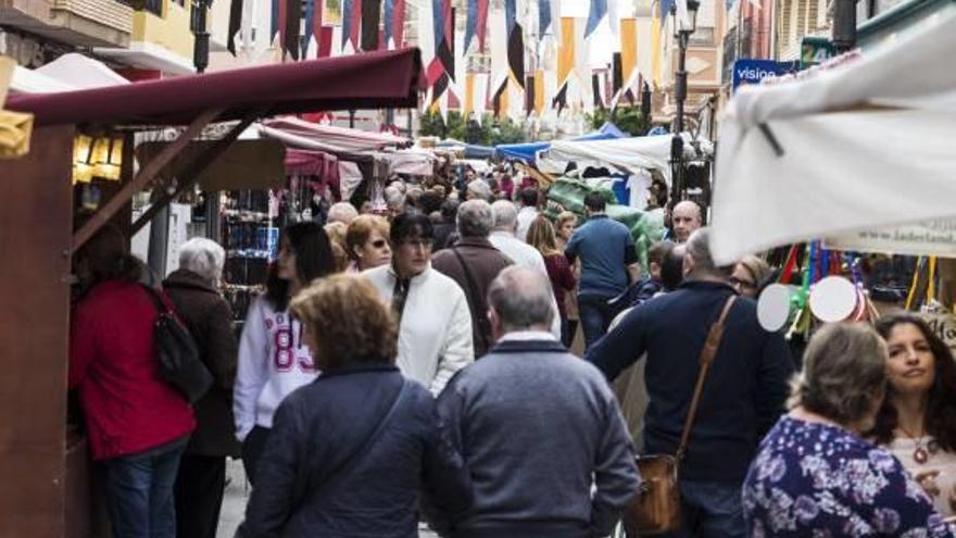 Los visitantes y vecinos disfrutaron ayer en Sax del mercado medieval y de representaciones históricas, entre otras actividades.