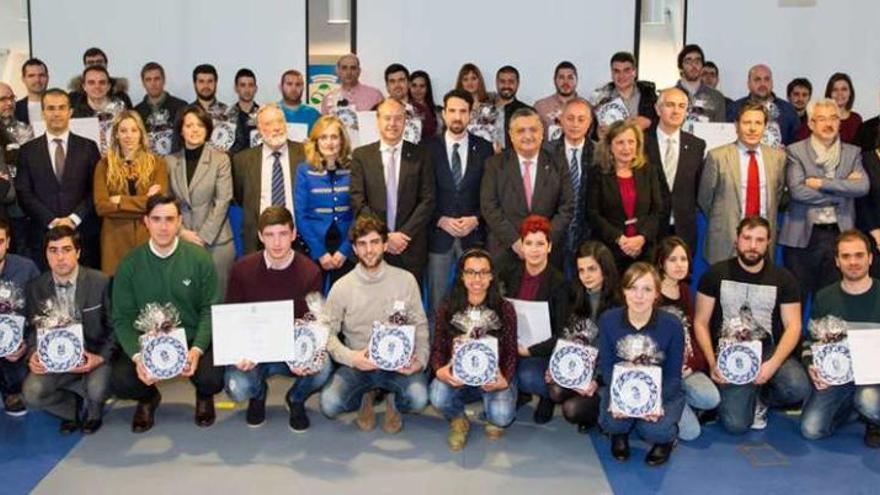 Foto de familia de los premiados y los patrocinadores de los premios Incuvi Emprende, junto a los responsables universitarios. // Duvi