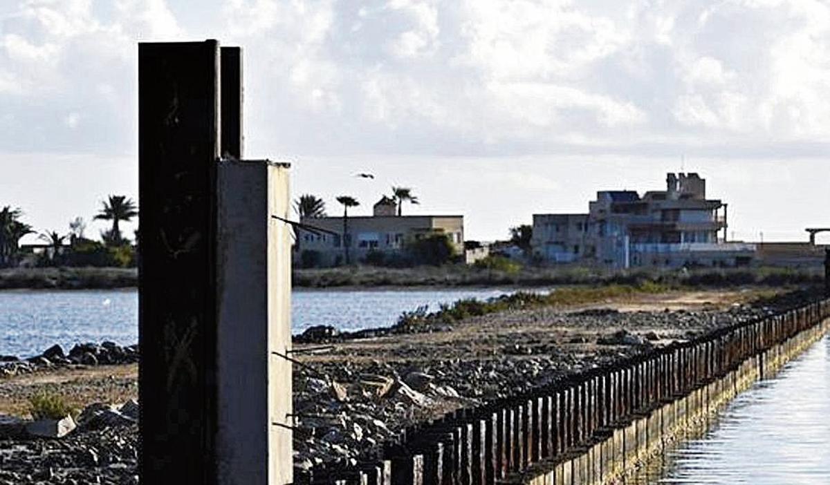 Dique interno de Puerto Mayor, en la caleta del Estacio. | IVÁN J. URQUÍZAR