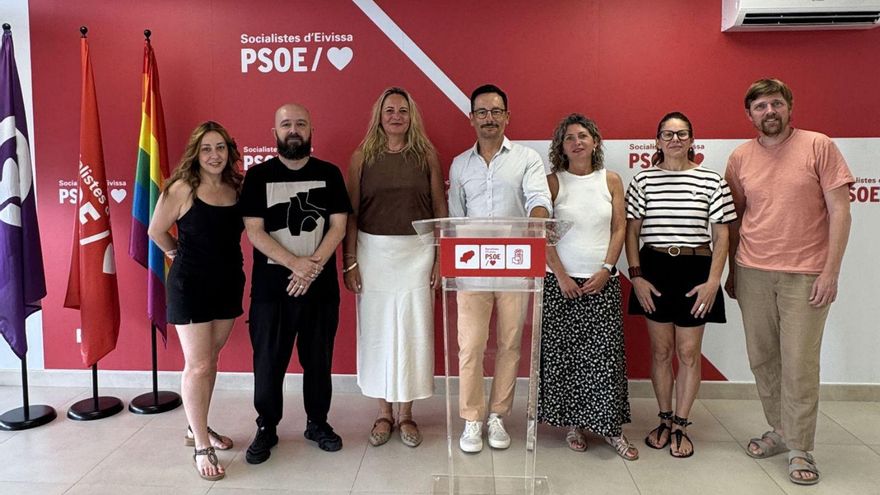 Un momento de la rueda de prensa ofrecida por Ruiz (en el centro) junto a parte de su equipo. | PSOE
