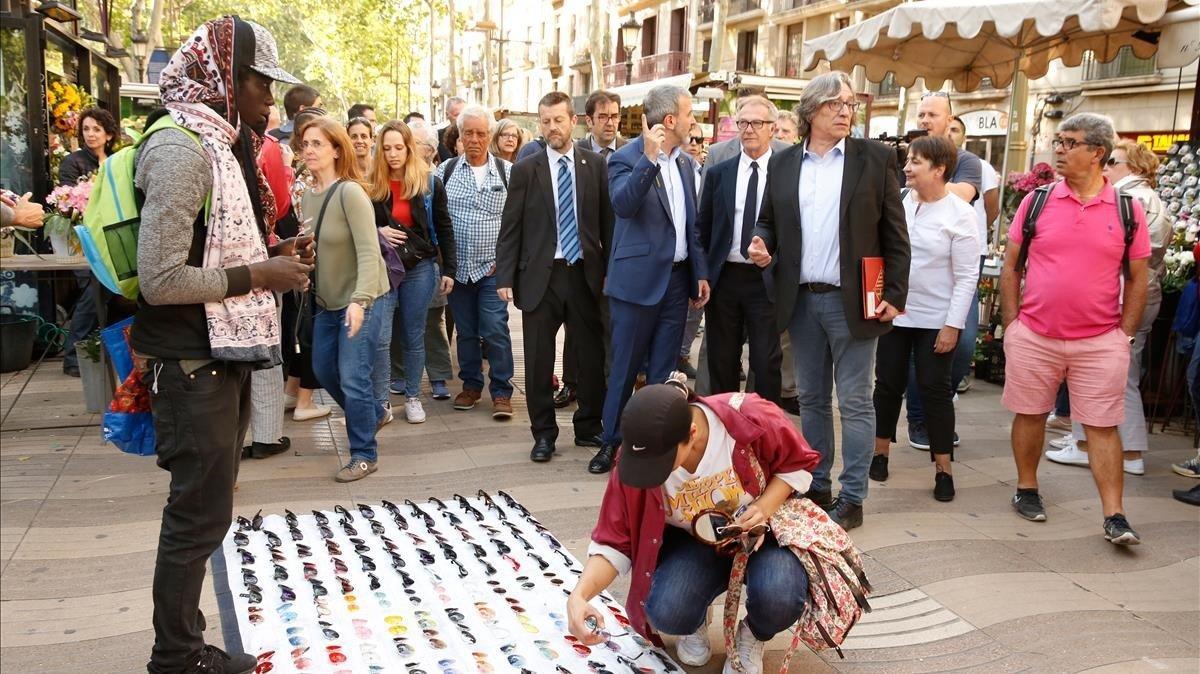 Jaume Collboni y el ministro de Cultura José Guirao paseando por las Ramblas ante la presencia de un mantero.