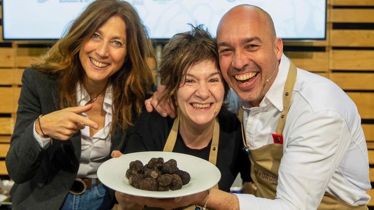 Las periodistas Helena Garcia Melero y Empar Moliner, con el chef Quim Casellas (Casamar), en una edición anterior de Trufforum Vic.