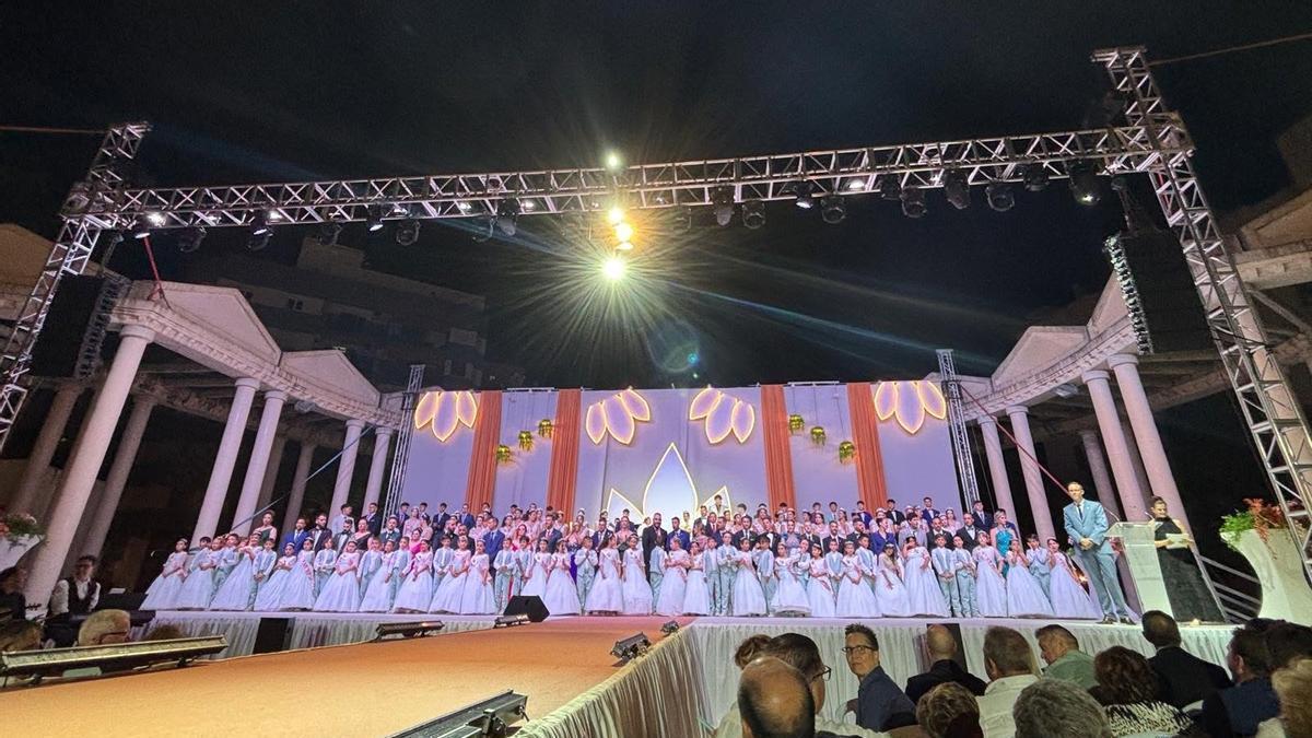 El espectacular acto se desarrolla en un gran escenario y ante un público que llena las 1.800 sillas