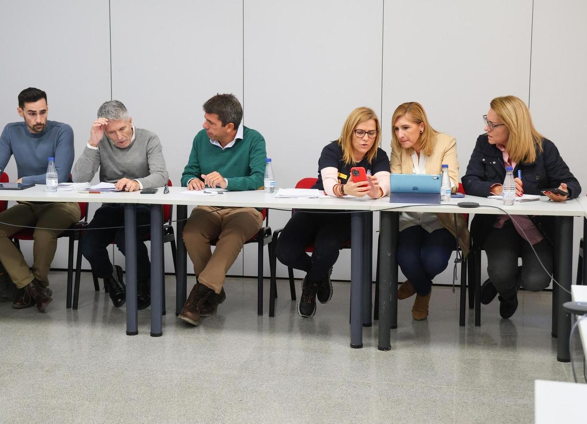 Marlaska, Mazón, Bernabé, Pradas y Camarero, este sábado en la reunión del Cecopi. / Levante-EMV