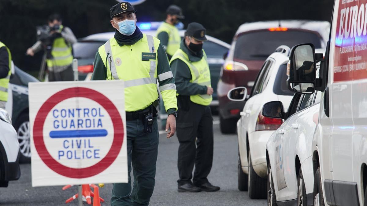 Agentes de la Guardia Civil durante un control efectuado en Laredo Cantabria (Espana) a 28 de enero de 2021 La Consejeria de Sanidad de Cantabria decreto el cierre perimetral a partir de esta medianoche (a las 00 00 horas del jueves 28 de enero) de los municipios de Laredo Colindres Polanco y Santa Maria de Cayon por la alta incidencia acumulada de coronavirus 28 ENERO 2021 LAREDO CANTABRIA RESTRICCIONES COVID PANDEMIA Juan Manuel Serrano Arce Europa Press 28 01 2021