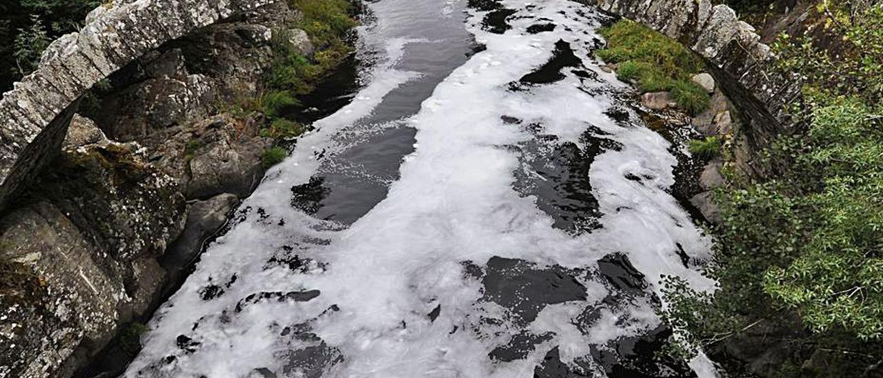 El río Deza lleno de espuma a su paso por A Carixa, en uno de los vertidos de principios del pasado mes de julio. |  // BERNABÉ/JAVIER LALÍN