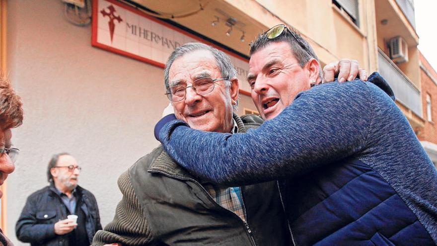 Carlos abraza a su padre, quien ha ganado 960.000 euros.