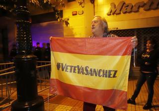 Nueva protesta en la sede del PSOE en Zaragoza contra la investidura de Pedro Sánchez