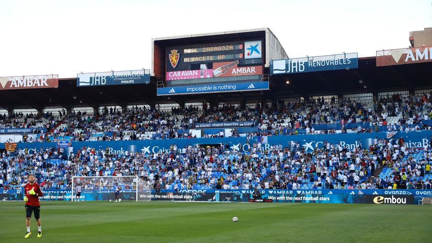 Los aficionados se despiden del Gol Sur: &quot;Estos últimos años el Zaragoza nos ha hecho sufrir una barbaridad&quot;