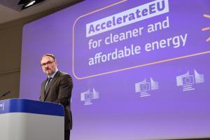 Brussel·les deixa en mans dels governs la resposta a la crisi energètica i evita imposar mesures com el teletreball, el racionament de cru o l'impost a les elèctriques