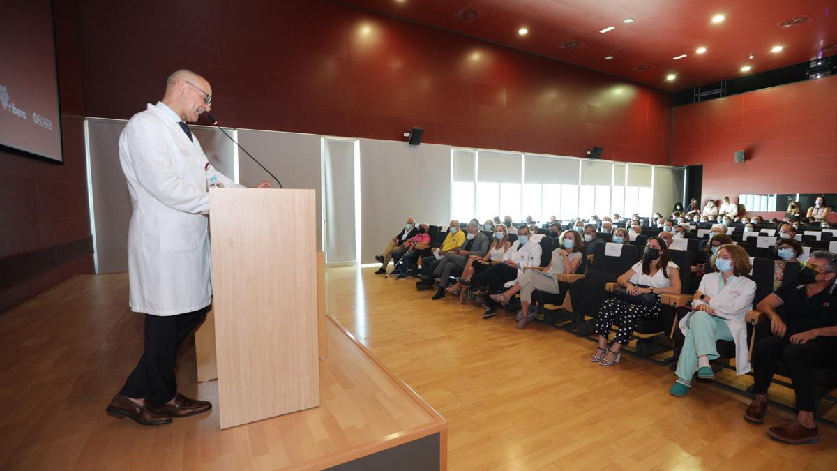 El gerente del hospital, Rafael Carrasco, durante la presentación de la entrega de reconocimientos este miércoles