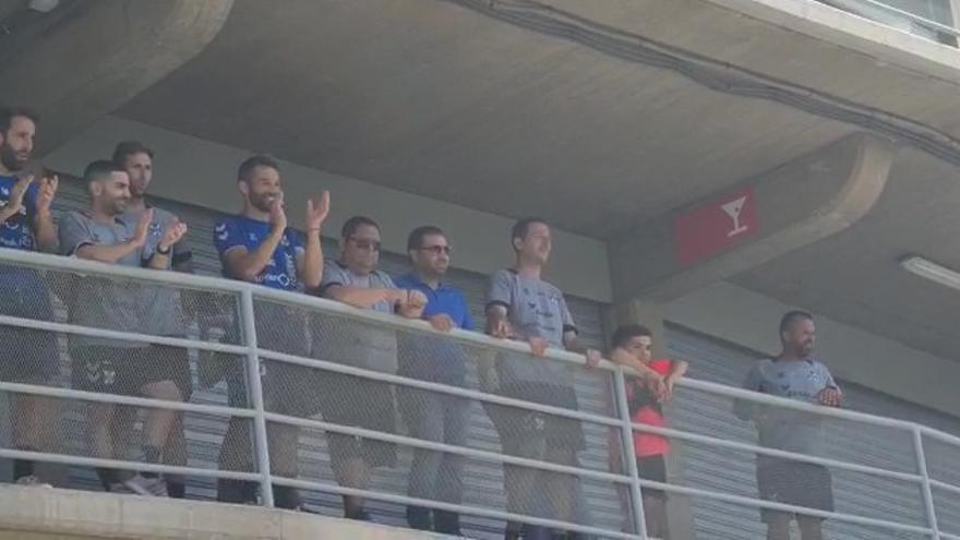 Muestras de ánimo de los aficionados del CD Tenerife a su equipo.