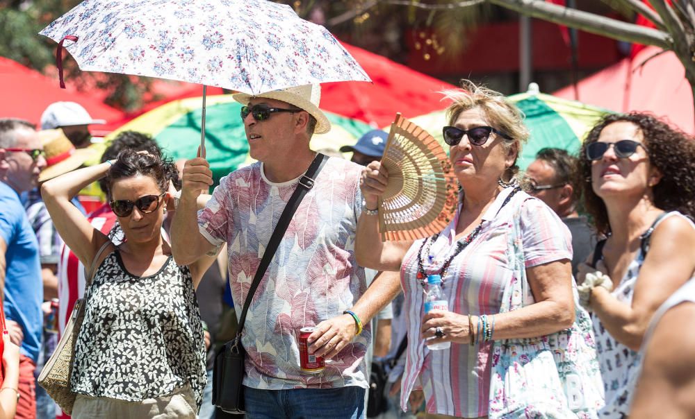 El calor aprieta aún más en el litoral aunque da un mínimo respiro en el interior.