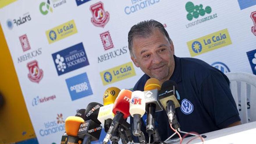 El técnico de la UD Las Palmas, Juan Manuel Rodríguez Pérez, ayer, durante la rueda de prensa que ofreció en las instalaciones del club en Barranco Seco. i JOSÉ CARLOS GUERRA