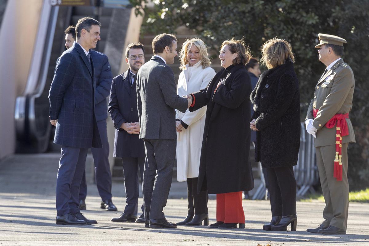 Emmanuel Macron saluda a Ada Colau en presencia de Pere Aragonès y Pedro Sánchez, entre otros asistentes a la cumbre hispano-francesa.