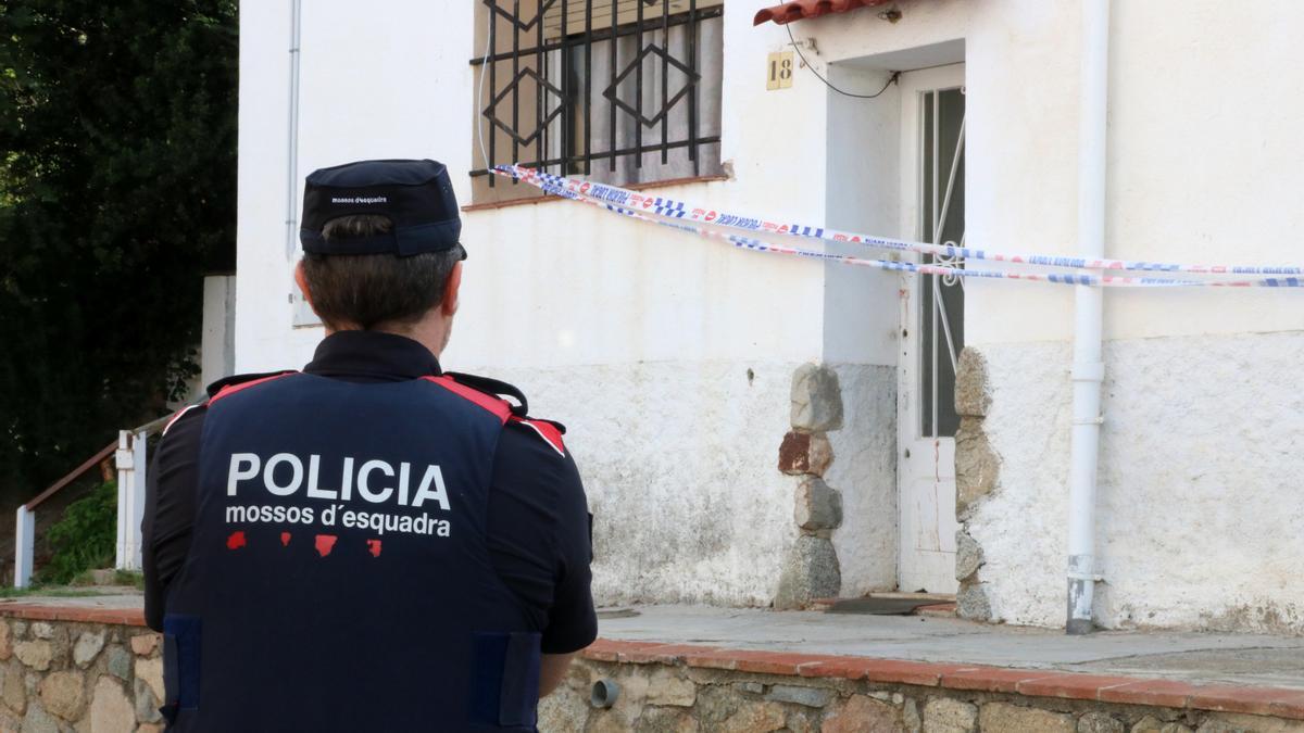 Els Mossos d'Esquadra custodien l'habitatge d'Alella on un home ha mort per arma de foc la tarda de la revetlla de Sant Joan