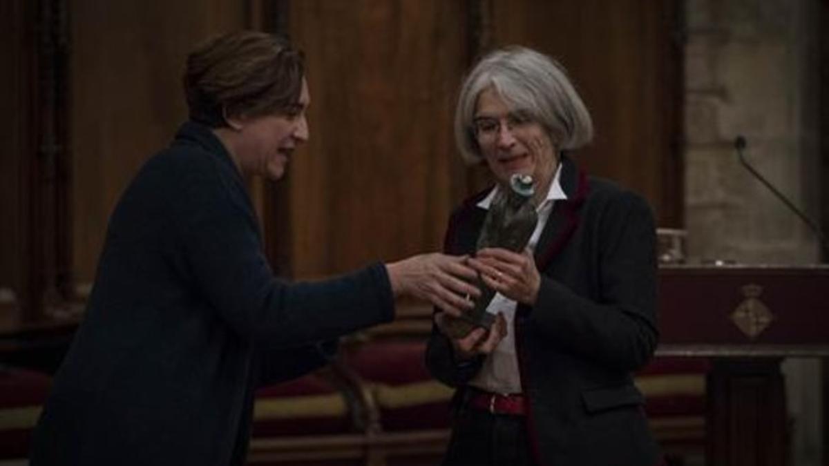 Donna Leon recibe el Premio Internacional Pepe Carvalho de manos de la alcaldesa de Barcelona, Ada Colau, ayer, en Saló de Cent.