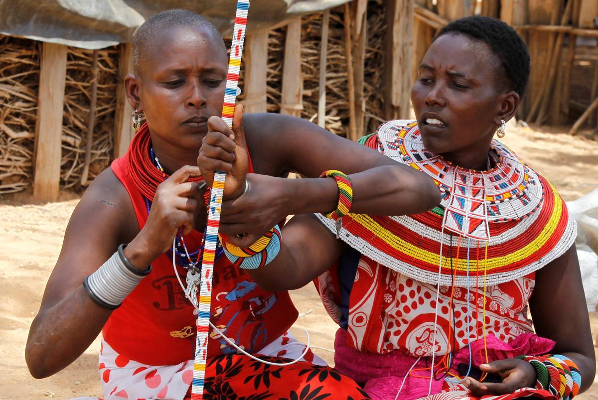 Las mujeres de la tribu Samburu que escaparon de la mutilación genital femenina y otros tipos de violencia de género hacen adornos tradicionales en la aldea de Umoja donde los hombres están restringidos, en Kenia