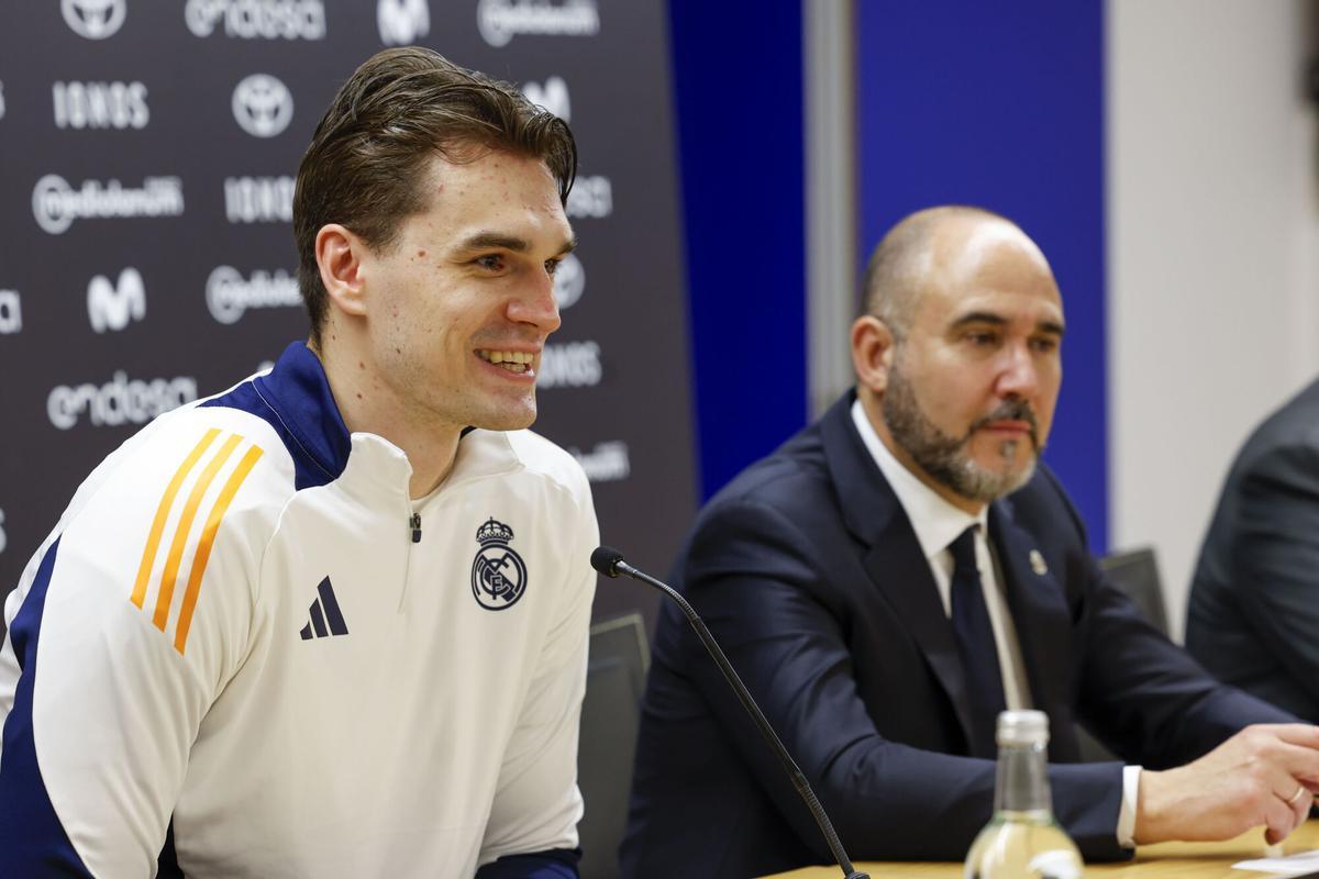 GRAFCAN3052. LAS PALMAS DE GRAN CANARIA, 14/02/2025.- El jugador del Real Madrid Hezonja (i) y el entrenador Chus Mateo (d), durante la rueda de prensa que ofrecieron tras el partido contra el Baxi Manresa de cuartos de final de la Copa del Rey. EFE/ Elvira Urquijo A.