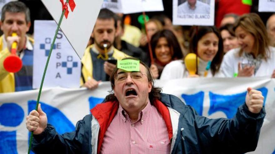 José Antonio Vidal, neurólogo y delegado del SIMPA en el Hospital San Agustín, ayer, durante la concentración en la Junta.