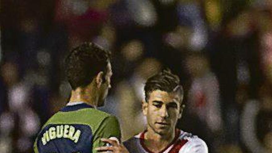 Borja Viguera saluda a un rival.