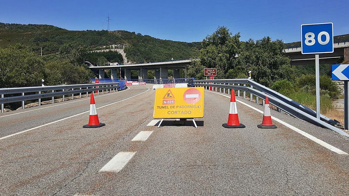 Señalización de obras en la carretera N-525 anunciando el corte del túnel de Padornelo. | A. S.