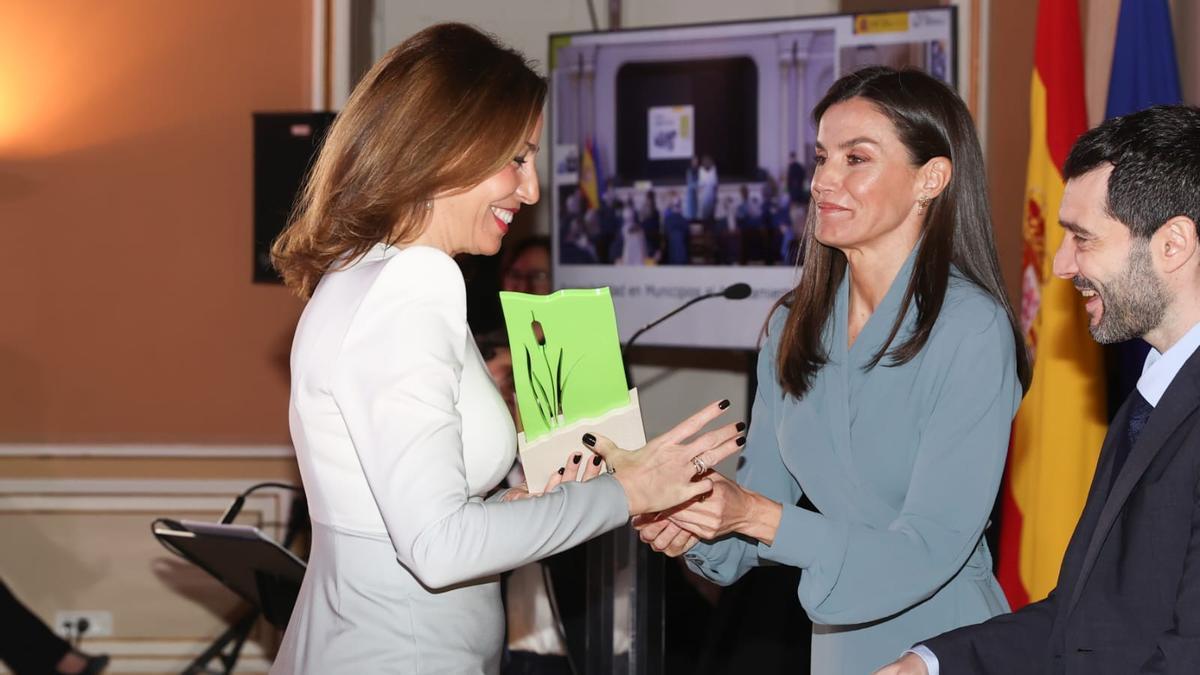 Natalia Chueca recibe de manos de la Reina Letizia el Premio Nacional de Discapidad por las mejoras en la accesibilidad en Zaragoza.
