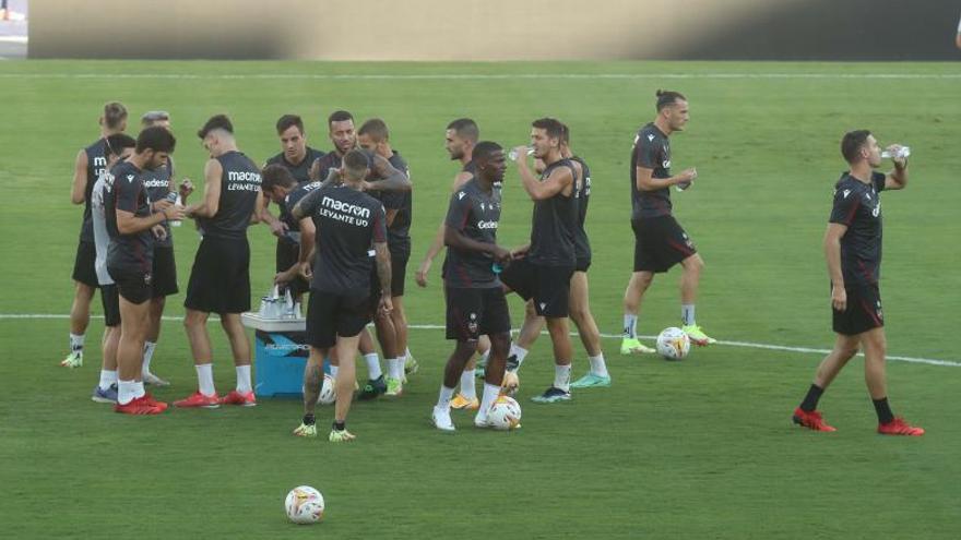 La plantilla, durante un entrenamiento la pasada semana. | JM LÓPEZ