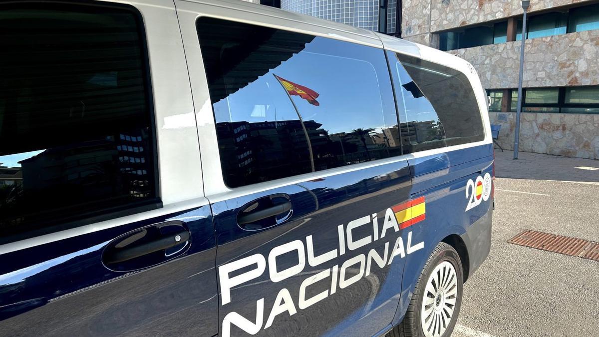 El detenido golpeó el vehículo policial tras ser arrestado.