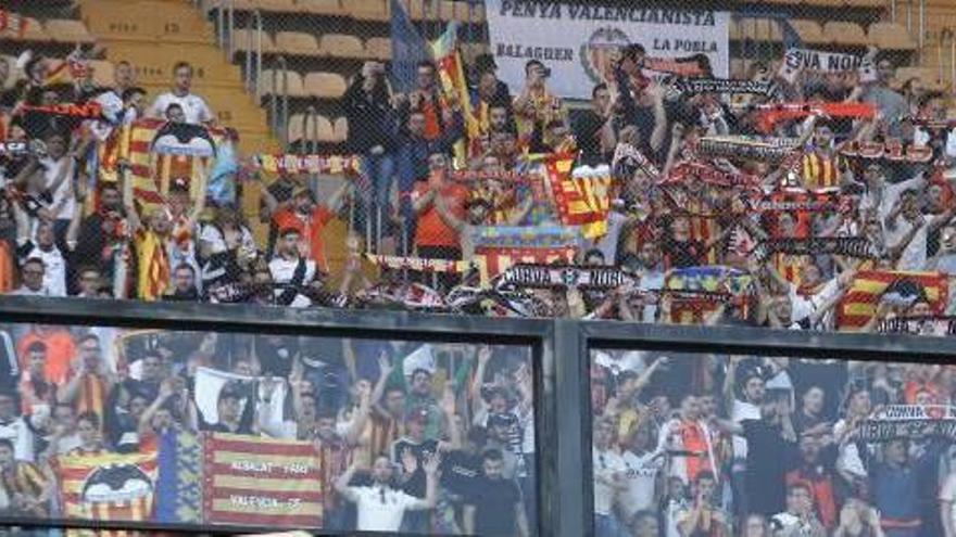 Cerca de 1.200 hinchas valencianistas se dieron cita ayer en el estadio de La Cerámica para animar a su equipo.