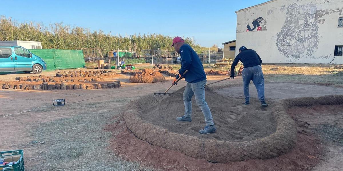 Los operarios trabajan en la construcción de este espacio dedicado a la educación ambiental.